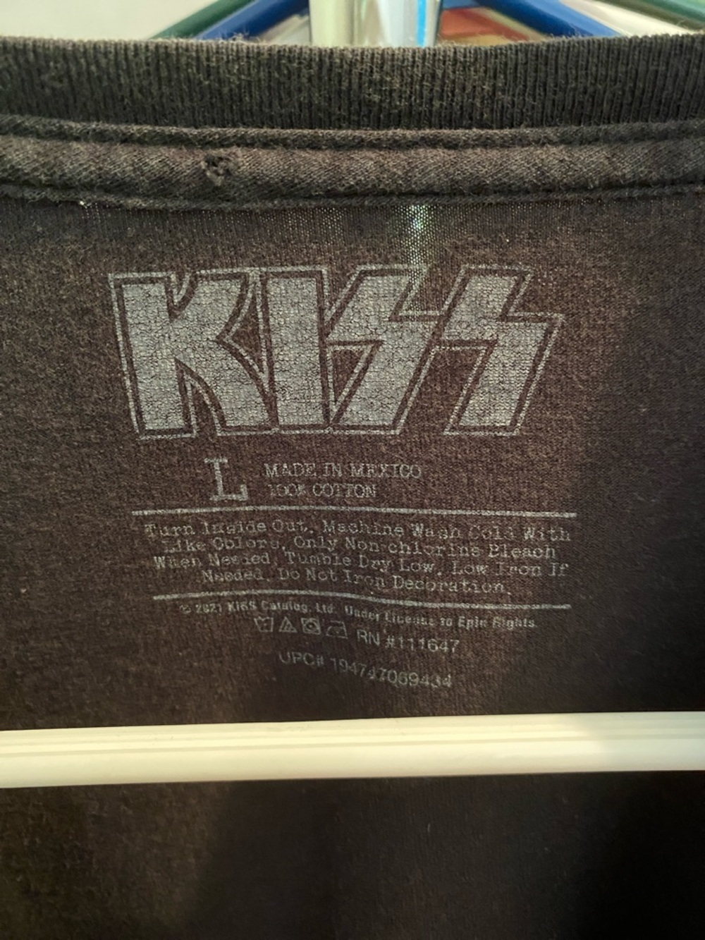 Kiss Black Graphic 'World Tour '77' Tee with Red & Yellow Logo - Picture 2 of 3